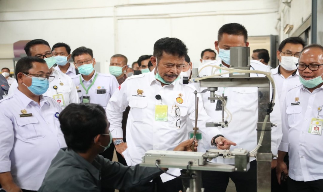 Foto : Mentan SYL saat Meninjau Mesin dan Alat Canggih Pertanian di Balai Besar Mekanisasi Pertanian Serpong.
