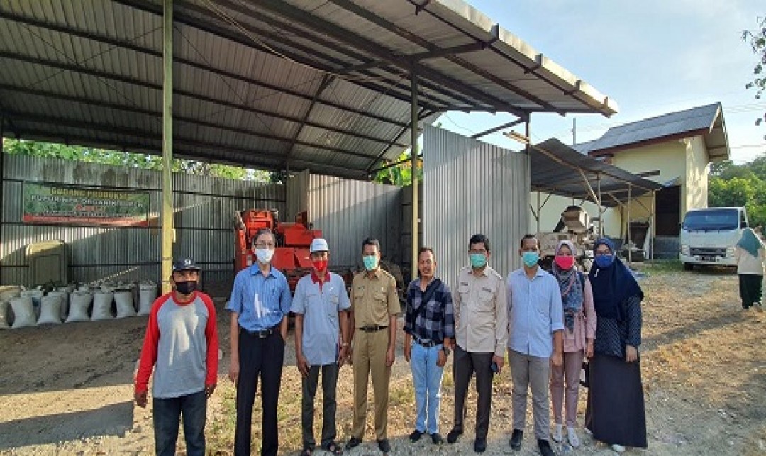 Foto : Direktur Perbenihan Tanaman Pangan Takdir Mulyadi dan Rombongan Saat Mengunjungi Unit-Unit Bisnis di Kabupaten Ngawi.