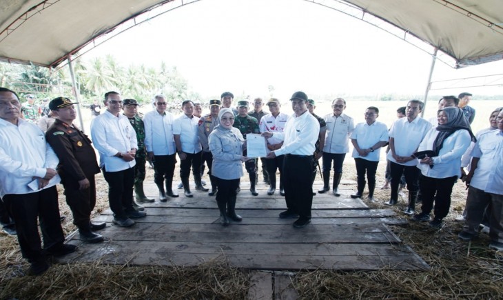 Mentan Andi Amran Sulaiman secara simbolis menyerahkan alokasi penambahan pupuk subsidi untuk petani seluruh Indonesia sebesar Rp 28 triliun. (Foto: Dok. Kementan)