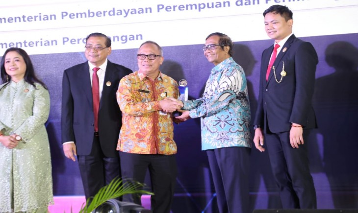 Foto : Kementan dianugerahi sebagai Kementerian terbaik peringkat 1 dalam dalam mengelola informasi dan komunikasi publik.