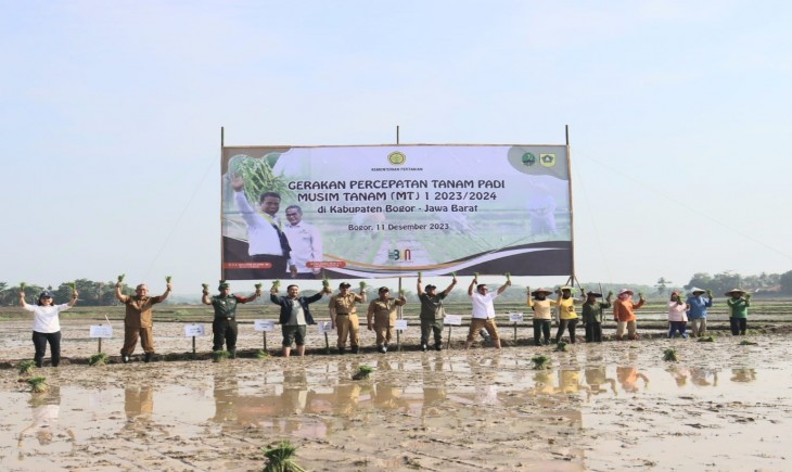 Percepatan tanam padi MT-I dilaksanakan di Kelurahan Babakanraden, Kecamatan Cariu, Kabupaten Bogor, Jawa Barat (Jabar), Senin (11/12). (Dok. Kementan)