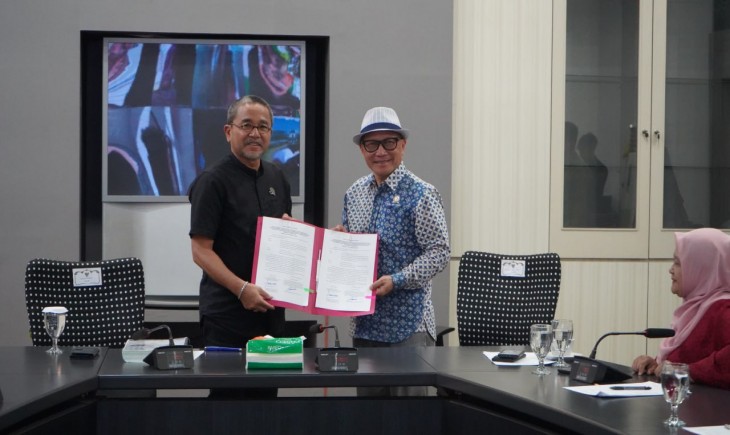 Foto: Kepala Dinas Pariwisata dan Kebudayaan Jawa Barat Benny Bachtiar (kiri) bersama Ketua Tim WBTB Jawa Barat Bucky Wibawa Karya Guna saat pengumuman 42 karya budaya menjadi WBTB, di Kota Bandung, Kamis (9/1/2025).