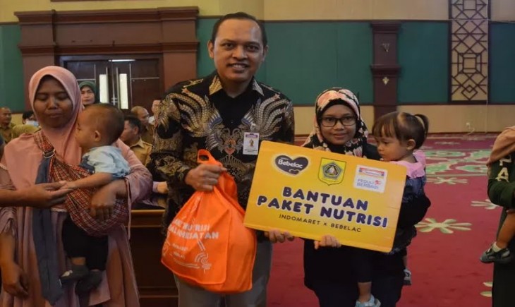 SIMBOLIS : Pemerintah dan pengusaha memberikan  250 paket nutrisi secara simbolis kepada warga Kabupaten Bogor (Pemkab Bogor)