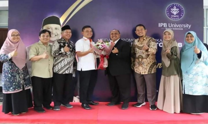 Foto : Sidang Terbuka Disertasinya di hadapan Tim Penguji.