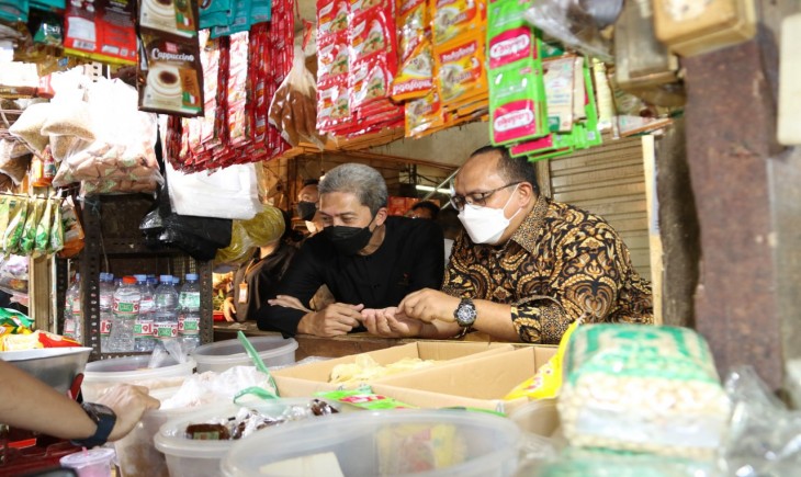 Ketua DPRD Kota Bogor Atang Trisnanto, saat melakukan pengecekan harga beras di pasar .(DPRD)