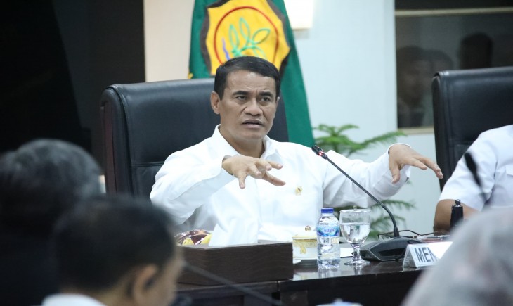 Mentan, Andi Amran Sulaiman sekaligus selaku Menko Pangan Ad Interim saat memimpin Rapat Koordinasi Ketersediaan Bahan Pokok bersama kementerian, lembaga, dan BUMN Pangan, di Kantor Pusat Kementerian Pertanian, Senin (17/2/2025). (Foto: Dok. Kementan)