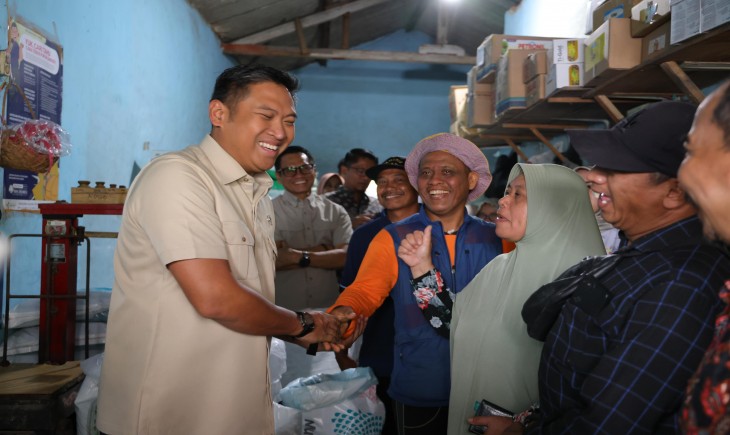 Sidak Kios Pupuk di Malang, Wamentan Sudaryono Pastikan Harga Sudah Turun—Petani Langsung Bersyukur. (Foto: dok. Kementan)