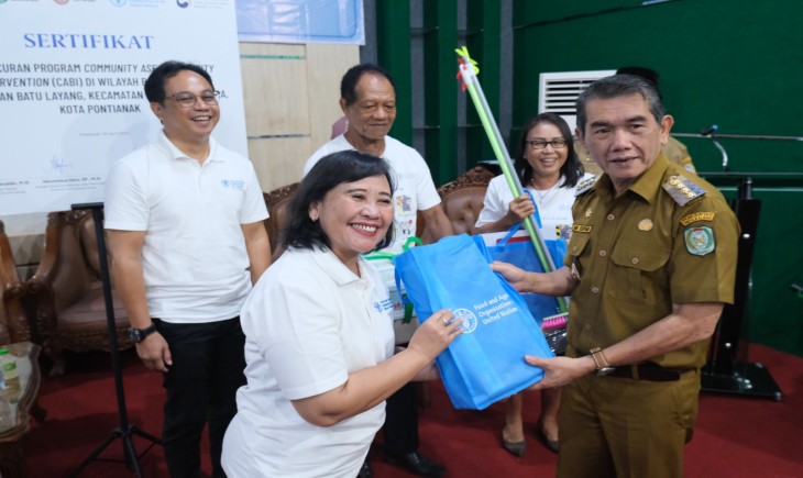 Foto: Penyerahan simbolis bantuan material untuk penerapan biosekuriti praktis di Kalimantan Barat (©️ FAO/Alia Dwirahmani)
