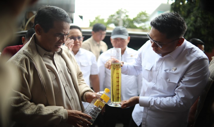 Mentan Amran dan Wamentan Sudaryono kembali melakukan sidak, yang dilakukan di Pasar Tambahrejo, Surabaya, Jawa Timur, pada Jumat (14/3). (Foto: Dok. Kementan)