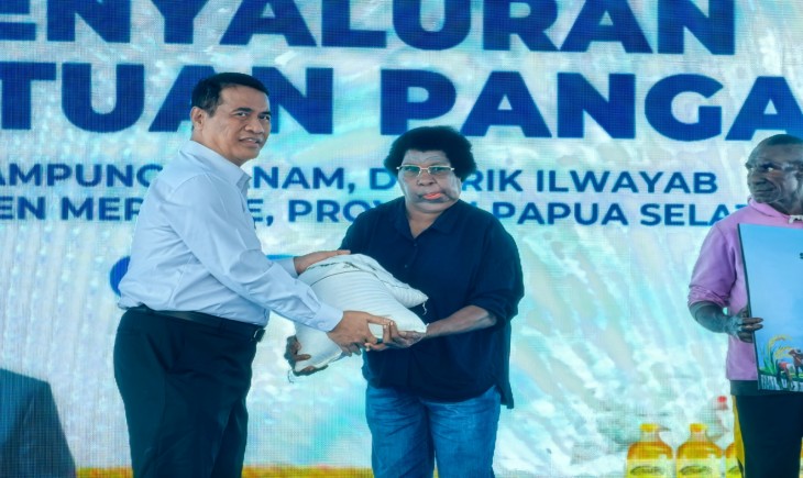 Mentan Amran saat berdialog dengan petani dan masyarakat adat di Kampung Wanam, Distrik Ilwayab, Kabupaten Merauke, Papua Selatan, Sabtu (5/7/2026). (Foto : Kementan)