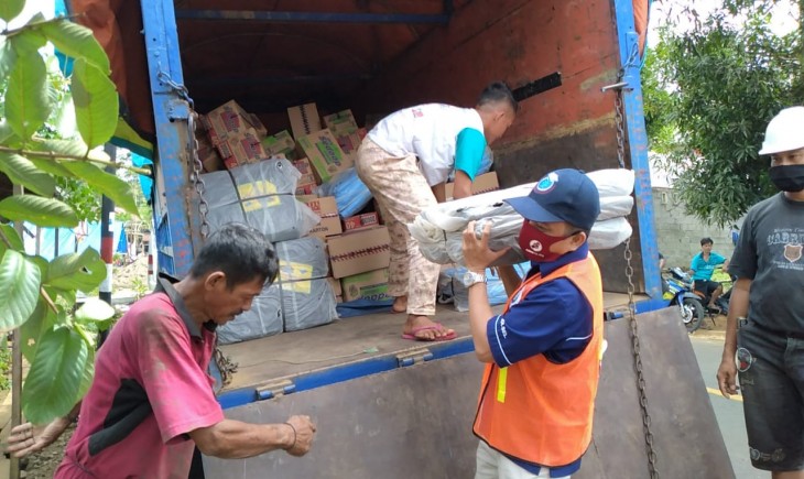 Foto : Relawan Mandiri Himpunan Alumni IPB Menyalurkan 1.000 Paket Bantuan Tahap Kedua Untuk Warga Terdampak Gempa Di Beberapa Dusun Di Kabupaten Mamuju.