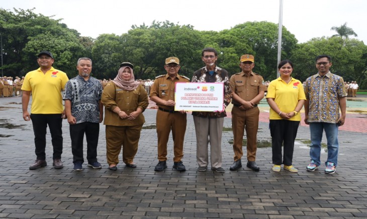 Pj Wali Kota Bekasi Gani Muhamad melakukan launching aplikasi Lapak UMKM Terintegrasi (Pakumis). (Pemkot Bekasi)