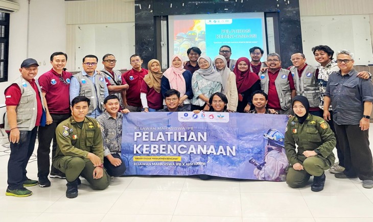 Mahasiswa dan alumni IPB di Ruang Kuliah Biologi, Fakultas Matematika dan Ilmu Pengetahuan Alam (FMIPA) IPB University, Sabtu (26/10). (Foto: dok. ARM HA-IPB)