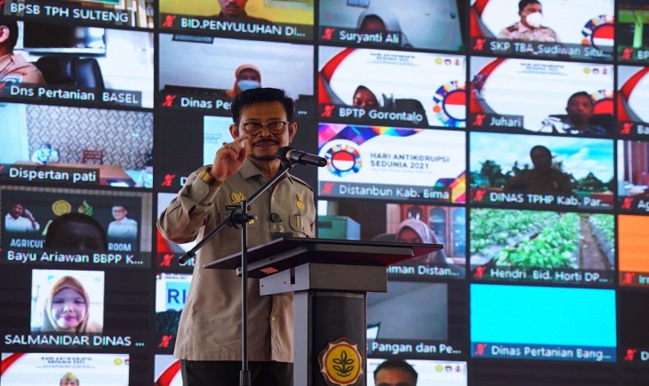 Foto : Mentan saat Memperingati Hari Anti Korupsi Dunia (Harkodia) di Lapangan Utama Kementan.