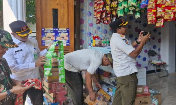 Satpol-PP saat sidak warung dan toko.