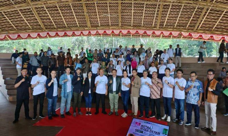 Peluncuran program "Kota Masa Depan", di Gedung Amphitheater Objek wisata Situ Bagendit, Kabupaten Garut.