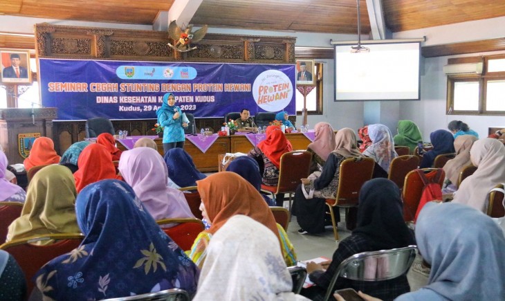 Ketua TP PKK Kudus Mawar Hartopo dalam Seminar Cegah Stunting yang diadakan oleh Dinas Kesehatan Kabupaten Kudus di Gedung Setda Kudus. (Diskominfo Pemkab Kudus)