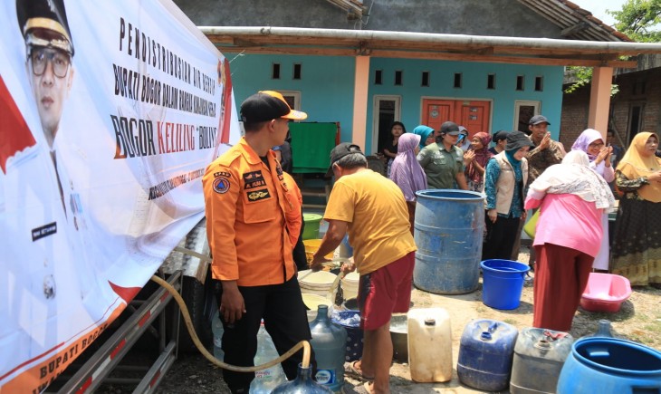 BANTUAN : Bupati Bogor, Iwan Setiawan mengirimkan sebanyak 8.000 liter air bersih di Klapanunggal (Pemkab Bogor)