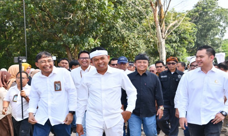 Foto: Gubernur Jabar Dedi Mulyadi usai mengunjungi PT Pupuk Kujang yang berada di Cikampek Kabupaten Karawang, Jumat (21/3/2025).