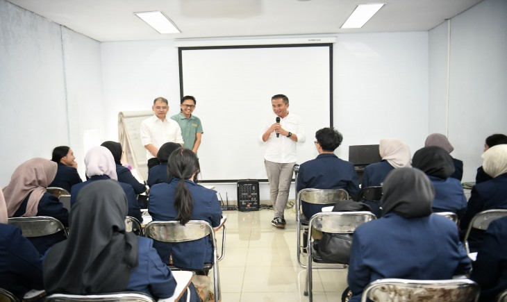 Foto: Penjabat Gubernur Jabar Bey Machmudin saat kunjungan kerja ke Universitas Padjadjaran kampus Jatinangor, Kabupaten Sumedang, Senin (17/2/2024).