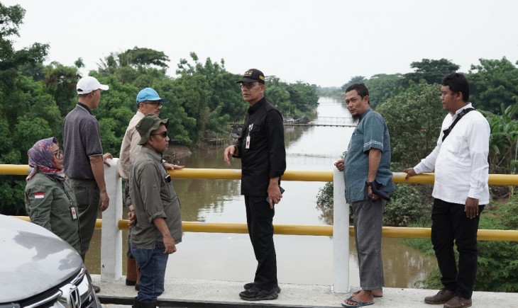 Direktur Jenderal Prasarana dan Sarana Pertanian Ali Jamil meninjau lahan tadah hujan di di Desa Mekar Sari, Anyer, Serang. (Foto: Dok. Kementan)