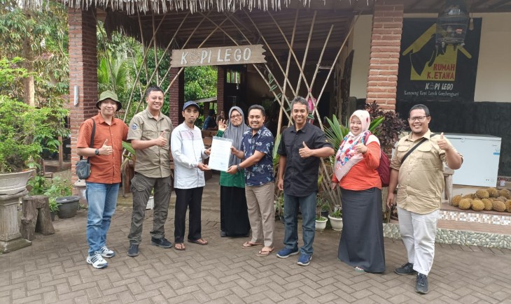 Foto : Penyerahan Sertifikat diberikan langsung Kepada Beberapa Kelompok tani di Jawa Timur.