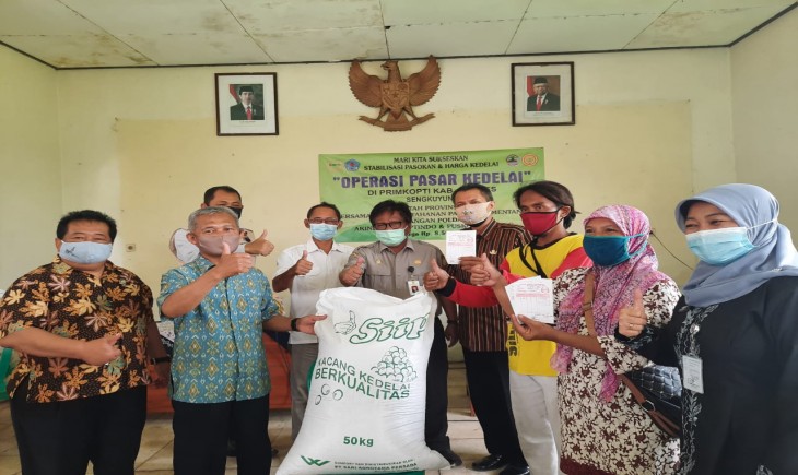 Foto : Operasi Pasar Kedelai Di Primkopti Brebes Sengkuyung, Jawa Tengah.