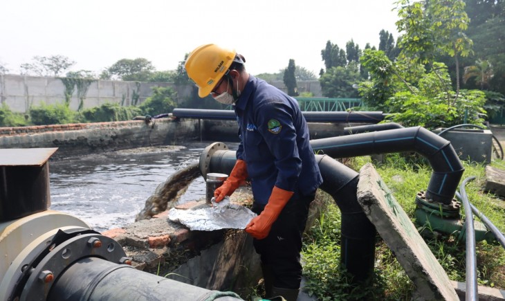 DLH Jabar Sidak ke Sungai Cilemahabang, Telusuri Sumber Pencemaran. (Foto: dok. DLH Jabar)