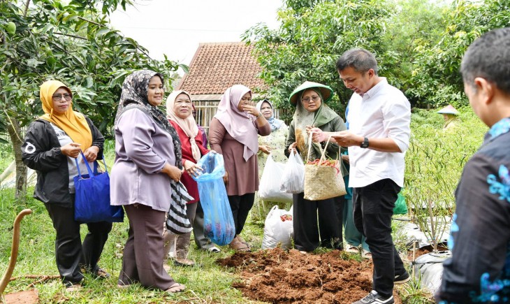 Pj Gubernur Jabar Bey Machmudin meninjau Desa Wisata dan Edukasi Cibiru Wetan, Kecamatan Cileunyi, Kabupaten Bandung, Jumat (8/11/2024).(Foto: Rizal Fs/Biro Adpim Jabar)