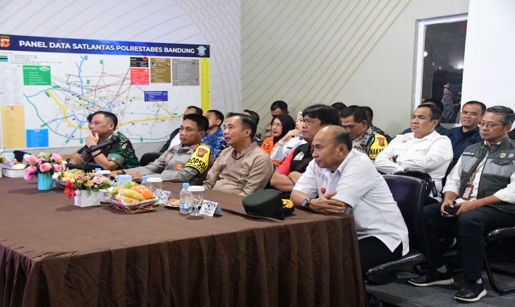 Kegiatan Pengecekan Perkembangan Situasi Kamtibmas dan Patroli Bersama dalam rangka pengamanan malam pergantian Tahun Baru 2025. Acara tersebut digelar di Pos Terpadu Cikapayang, Dago, Kota Bandung, pada Selasa malam (31/12/2024)