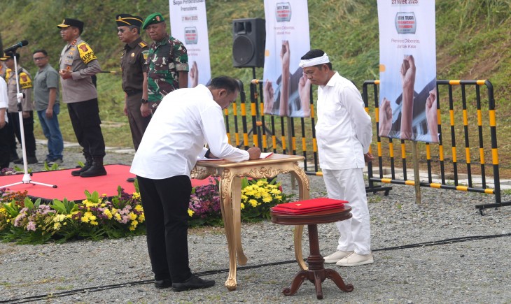 Foto: Gubernur Jabar Dedi Mulyadi saat memimpin apel kesiapsiagaan Satgas Pemberantasan Premanisme di KIIC Kabupaten Karawang, Kamis (27/3/2025).