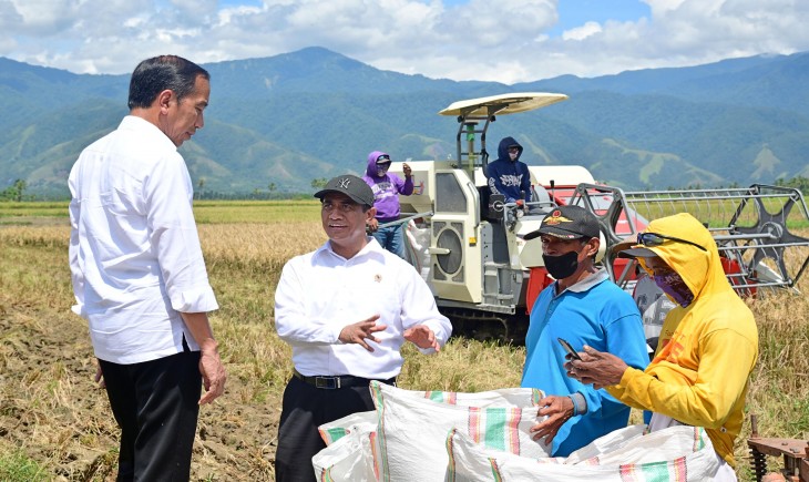 Mentan setelah hadir mendampingi Presiden Joko Widodo melakukan kunjungan kerja di Tolitoli, untuk meninjau stok beras dan memberikan bantuan pangan, Rabu (27/3/2024). (Foto: Dok. Kementan)