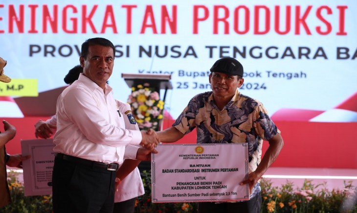 Menteri Amran apresiasi semangat bekerja para penyuluh dan petani Lombok Tengah, Nusa Tenggara Barat (NTB) pada Kamis (25/01/2024). (Foto: Dok. Kementan)