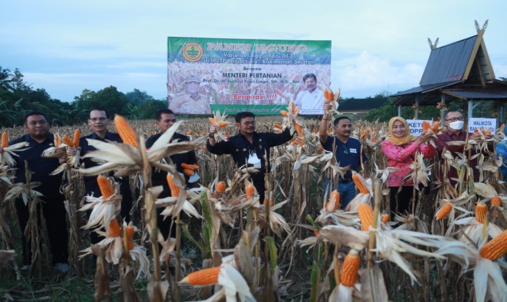 Foto : Mentan SYL Menggelar Panen Jagung di Kawasan Instalasi Penelitian dan Pengkajian Teknologi Pertanian (IP2TP) Banjarbaru Selatan, Kalimantan Selatan.