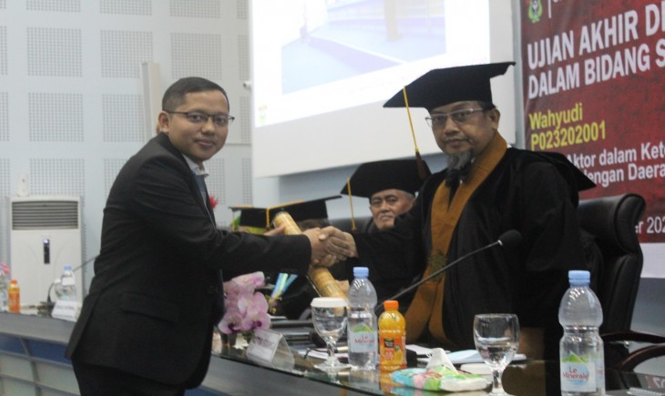 Wahyudi, mahasiswa doctoral Angkatan pertama yang masuk diawal tahun 2021 hari ini secara resmi lulus dengan predikat cumlaude.