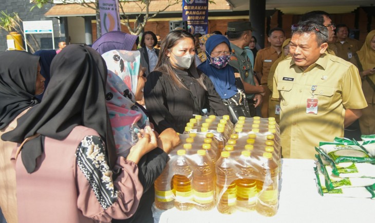 CEK : Pj Bupati Purwakarta Benni Irwan dalam kegiatan bazar pangan murah. (Diskominfo Purwakarta)