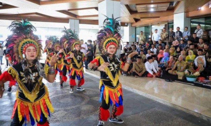 Dua tari tradisional, yakni tari topeng ireng dari Temanggung, dan tari kuda lumping yang dibawakan oleh anak-anak SD (Humas Jateng)
