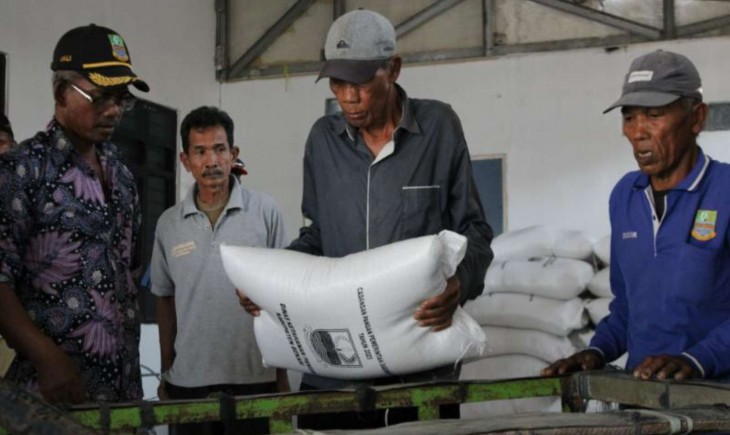 BANTUAN : Warga Kabupaten Bekasi dapat bantuan beras dari pemerintah. (Pemkab Bekasi)