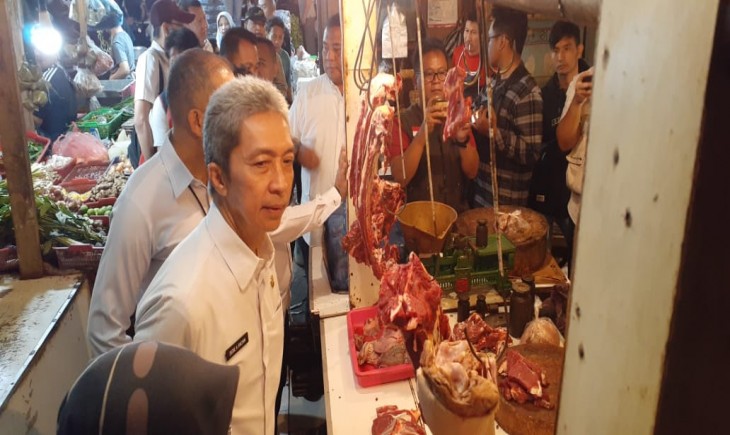 Wakil Wali Kota Bogor Dedie Rachim saat mengecek daging sapi di Pasar Bogor. (Muttaqien/PanganNews.id)