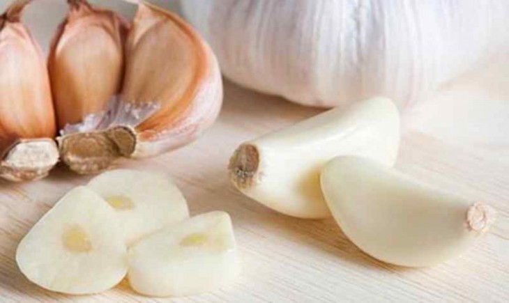 Ilustrasi pestisida rumahan dari bawang putih. (pixabay)