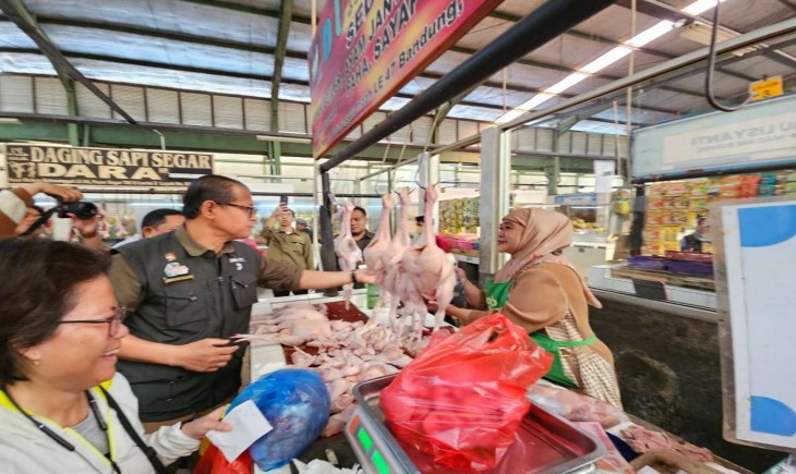 Bapanas dan DKP Jabar sidak pasar di Bandung mengecek kondisi dan harga pangan.(Diskominfo Kota Bandung)