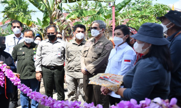 Foto : Penyerahan Benih Kelapa dan Polybag Aneka Sayuran di Desa Kuala Dua.