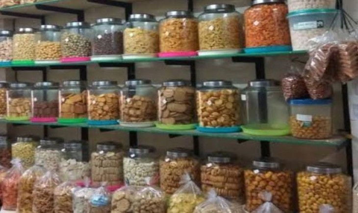 Toko kue kering dan makanan ringan diserbu pembeli. (Nico/PanganNews.id)