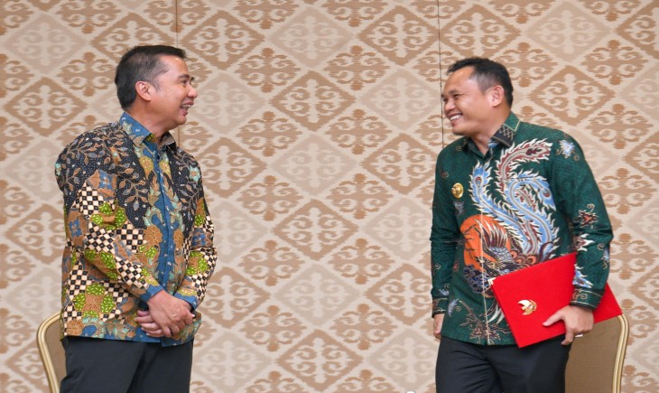 Penjabat Gubernur Jabar Bey Machmudin memberikan SK Perpanjangan Penjabat Wali Kota Tasikmalaya kepada Cheka Virgowansyah, di Hotel Resinda Karawang, Kabupaten Karawang, Kamis (14/11/2024).