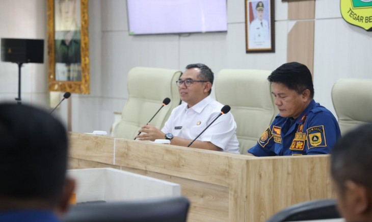 Rapat Pembahasan Penanganan Kebakaran TPA Galuga sekaligus persiapan Ground Breaking Pengolahan Sampah menjadi Energi Listrik (PSEL), di Ruang Rapat Bupati Bogor, Selasa (15/9/2026).