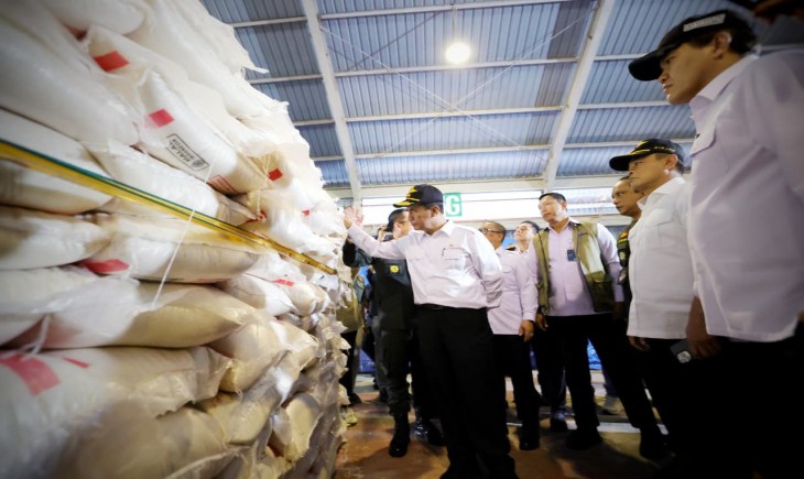 Sidak ke Tanjung Balai Karimun, Mentan Amran Bongkar 1.000 Ton Beras Ilegal: “Ini Pengkhianatan terhadap Petani”. (Foto: dok. Kementan)