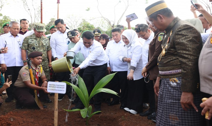 Mentan Andi Amran Sulaiman meluncurkan Gerakan Menanam Lima Juta Pohon Kelapa (Gemerlap) di Kabupaten Kepulauan Selayar, (15/11/2025). (Foto: dok. Kementan)