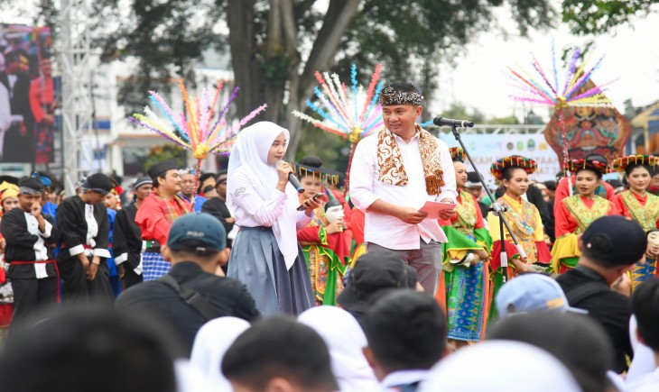 Penjabat Gubernur Jawa Barat Bey Machmudin Menghadiri Pekan Kebudayaan Daerah Jawa Barat dengan tema ”Kerja Budaya, Harmoni Keberagaman Tiga Wilayah Budaya Jawa Barat” di Taman Kota Lapangan Merdeka, Kota Sukabumi, Ahad (15/12/2024).