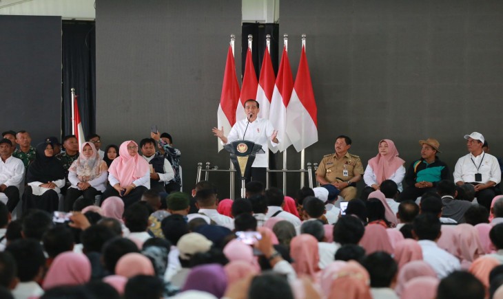 Presiden Jokowi di hadapan puluhan ribuan petani, penyuluh dan Babinsa di alun-alun Kajen Pekalongan, Rabu (13/12/2023). (Dok. Kementan)