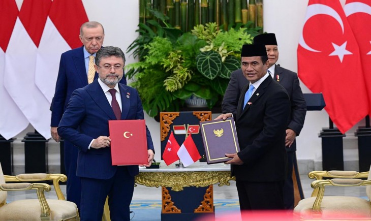 Menteri Pertanian Andi Amran Sulaiman dan Menteri Pertanian dan Kehutanan İbrahim Yumakli menandatangani Memorandum of Understanding kerja sama kedua negara di Istana Bogor, Bogor, Jawa Barat, Rabu (12/2/2025). (Foto: Dok. Kementan)